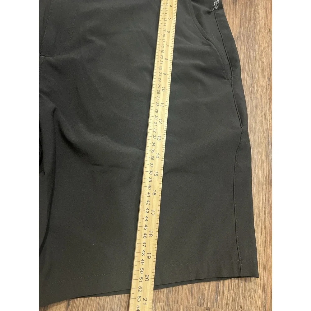 PUMA Men's Black Shorts Size 40 Athletic Training Casual Logo Performance